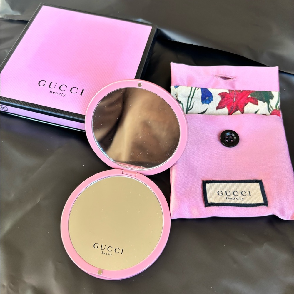 Gucci cosmetic compact in silk pouche